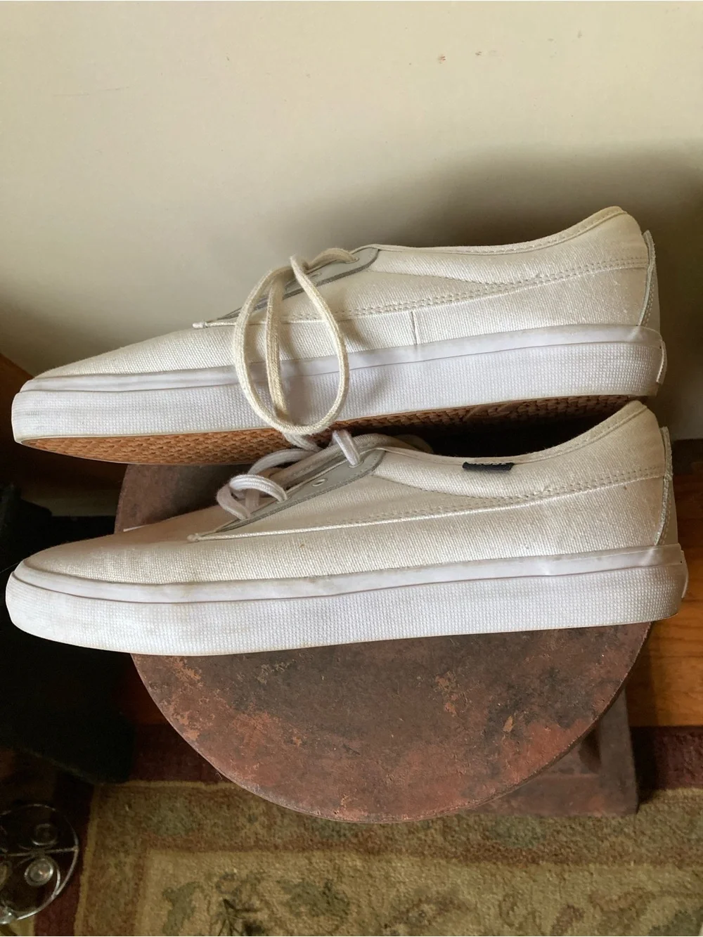 Men’s Globe Size 11.5 Moonshine white canvas sneakers/ skateboard shoes